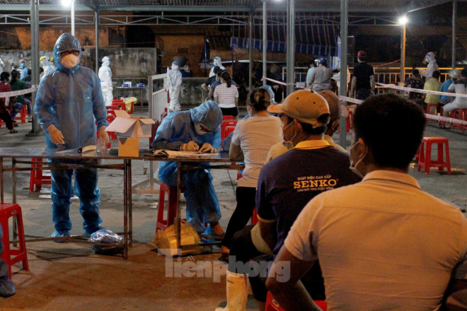 Trắng đêm lấy mẫu xét nghiệm COVID-19 ở cảng cá lớn nhất miền Trung - 4