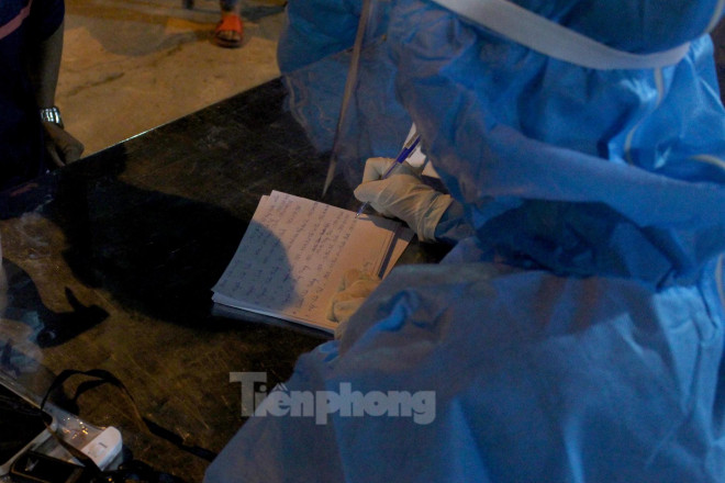 Trắng đêm lấy mẫu xét nghiệm COVID-19 ở cảng cá lớn nhất miền Trung - 6