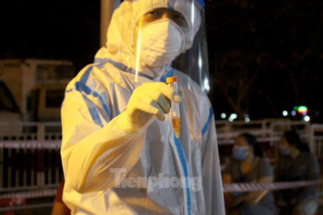 Trắng đêm lấy mẫu xét nghiệm COVID-19 ở cảng cá lớn nhất miền Trung - 9