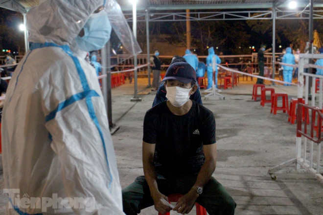 Trắng đêm lấy mẫu xét nghiệm COVID-19 ở cảng cá lớn nhất miền Trung - 7