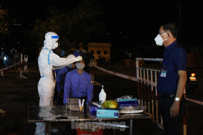 Trắng đêm lấy mẫu xét nghiệm COVID-19 ở cảng cá lớn nhất miền Trung - 11