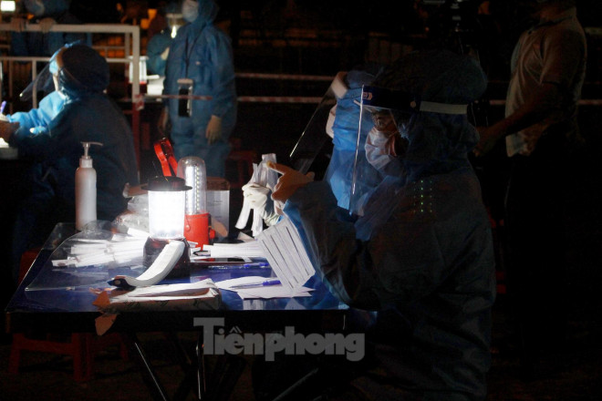 Trắng đêm lấy mẫu xét nghiệm COVID-19 ở cảng cá lớn nhất miền Trung - 12
