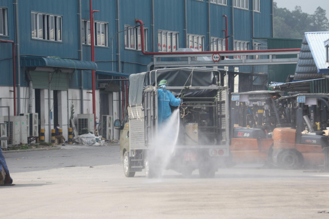 Hình ảnh quân đội khử khuẩn ổ dịch trong khu công nghiệp ở Bắc Giang - 5