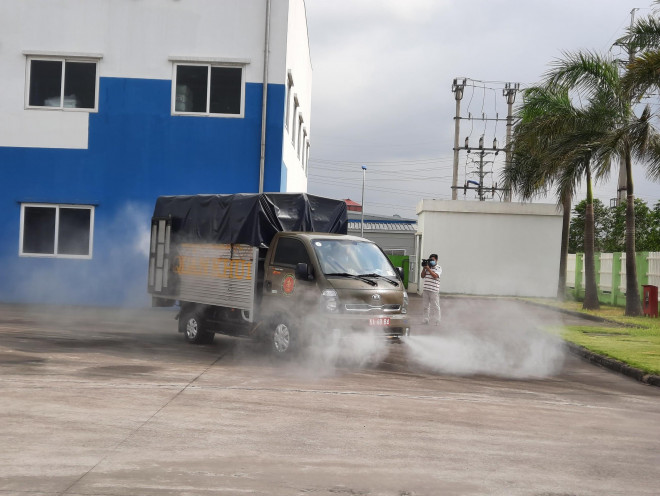 Hình ảnh quân đội khử khuẩn ổ dịch trong khu công nghiệp ở Bắc Giang - 4