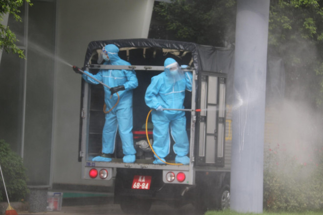 Hình ảnh quân đội khử khuẩn ổ dịch trong khu công nghiệp ở Bắc Giang - 7