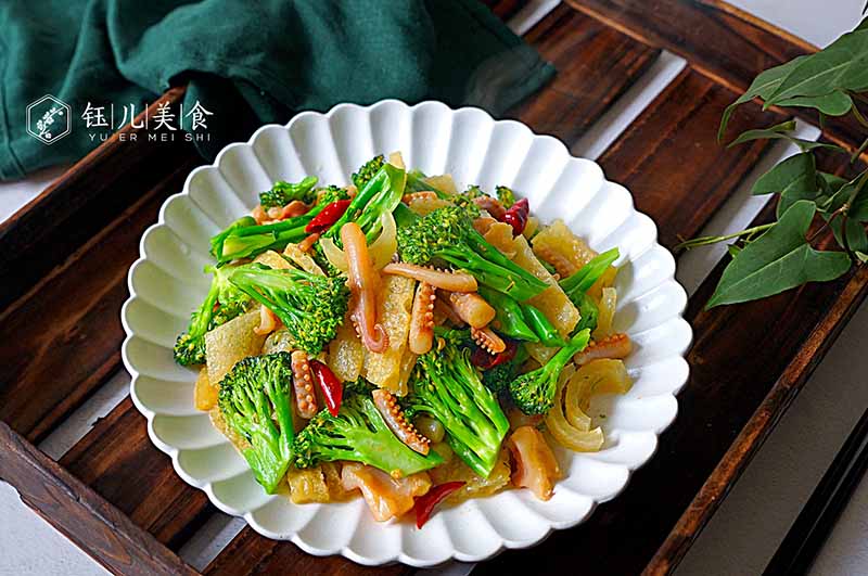 Trổ tài làm râu mực xào súp lơ, nhớ thêm thứ này vào để làm món nhậu tuyệt đỉnh - 1