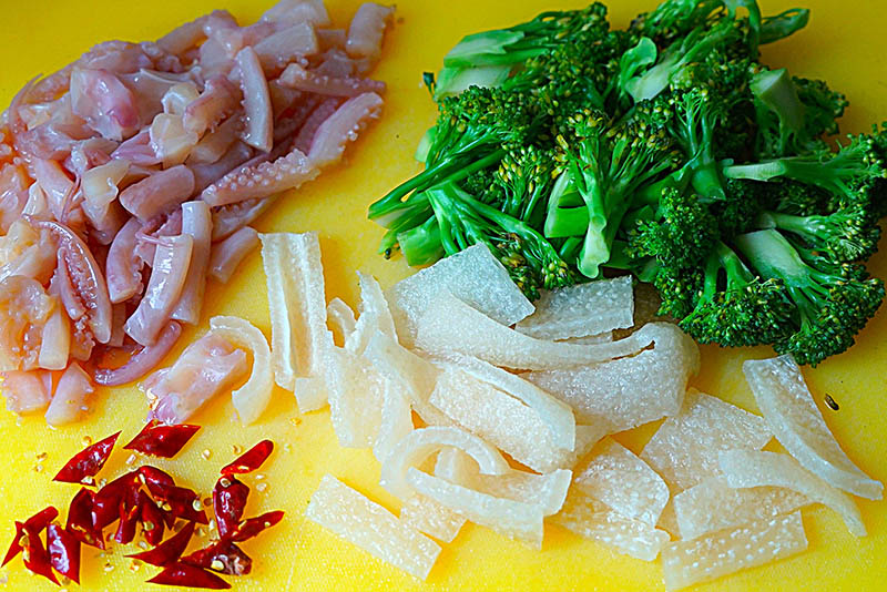 Trổ tài làm râu mực xào súp lơ, nhớ thêm thứ này vào để làm món nhậu tuyệt đỉnh - 3