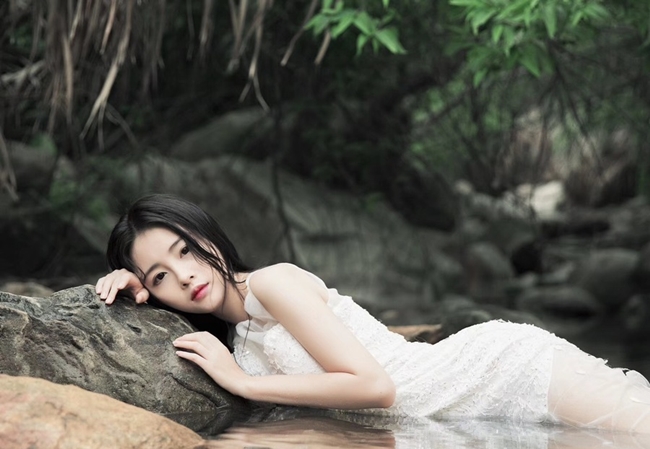 Bên cạnh xu hướng chụp hình kiểu Lolita, hiện tại ở Trung Quốc còn nở rộ phong trào chụp hình ở suối.
