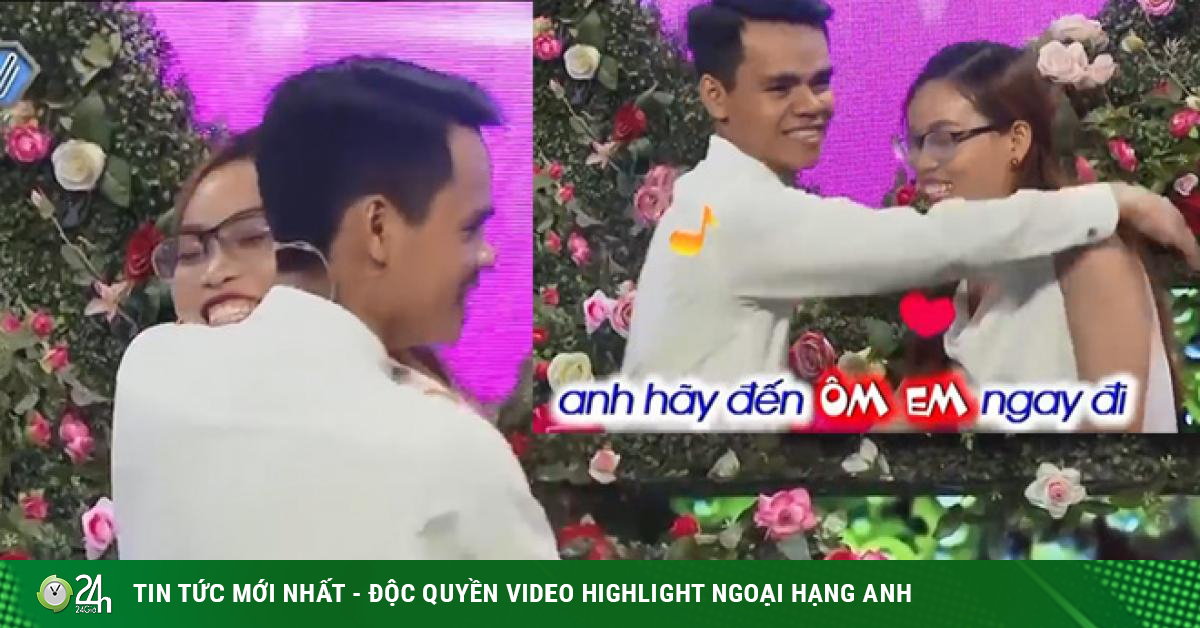 Vừa mở rào, “anh chàng cụ non” đã ôm chặt bạn gái đòi dắt về