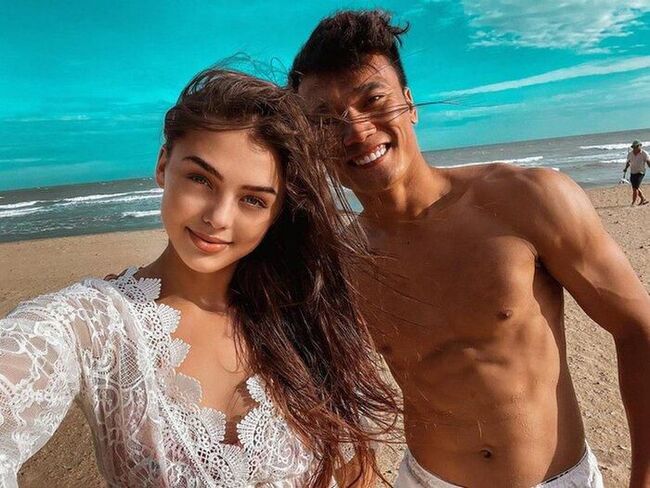 Thời gian gần đây, cặp đôi thủ môn Bùi Tiến Dũng và bạn gái người nước ngoài Dianka Zakhidova trở thành cái tên cực hot trên mạng xã hội không chỉ bởi sự đẹp đôi mà còn bởi những bức ảnh quấn quít bên nhau của cả hai.
