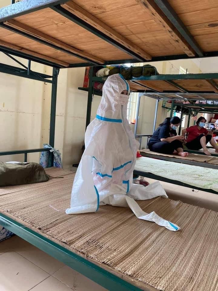 Xót xa hình ảnh các em nhỏ mặc đồ bảo hộ kín mít giữa trời nắng nóng - 2