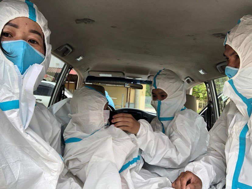 Xót xa hình ảnh các em nhỏ mặc đồ bảo hộ kín mít giữa trời nắng nóng - 3