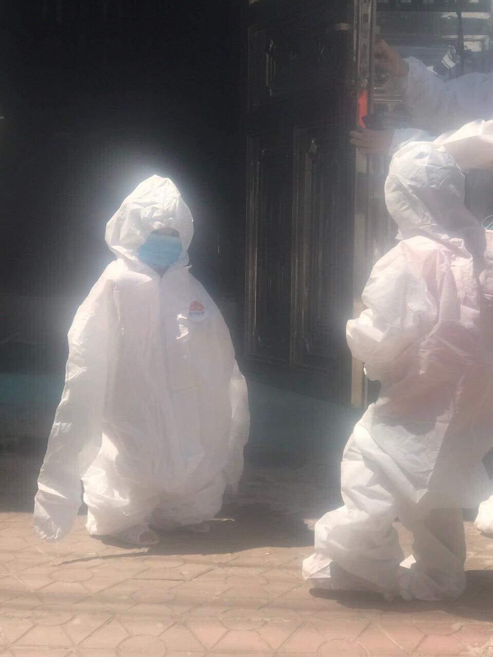 Xót xa hình ảnh các em nhỏ mặc đồ bảo hộ kín mít giữa trời nắng nóng - 4