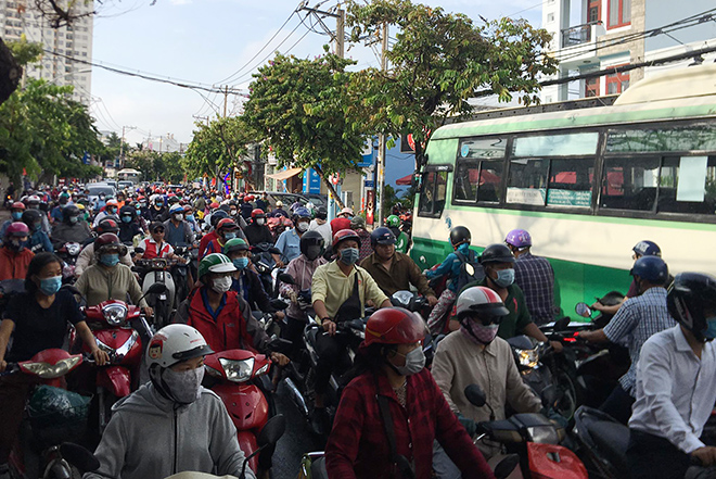 Đau lòng: Cha ôm thi thể con gái gào khóc giữa đường ở TP Thủ Đức - 3