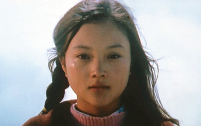 Cô từng đoạt giải ảnh hậu Kim Mã ở tuổi 16 qua bộ phim 'Thiên dục 1998', lấy bối cảnh đất nước xứ tỷ dân vào những năm sau 1975. 
