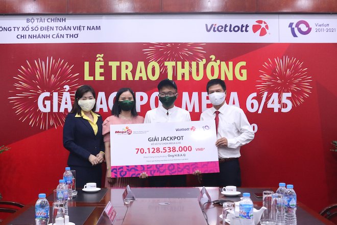 Đi nhận Jackpot hơn 70 tỉ đồng, thanh niên quê Hậu Giang không đeo mặt nạ - 1