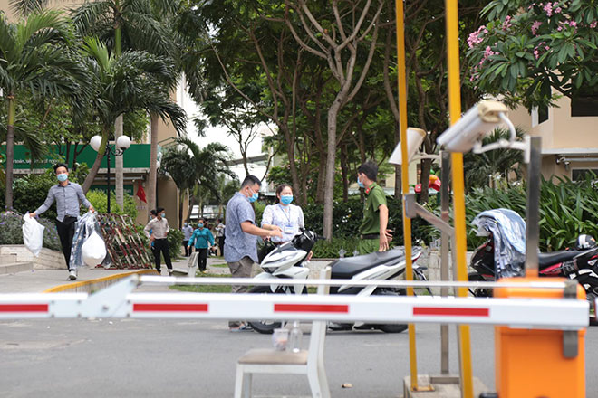 Toàn cảnh phong tỏa “nội bất xuất, ngoại bất nhập” tại chung cư có ca dương tính với SARS-CoV-2 ở Thủ Đức - 6