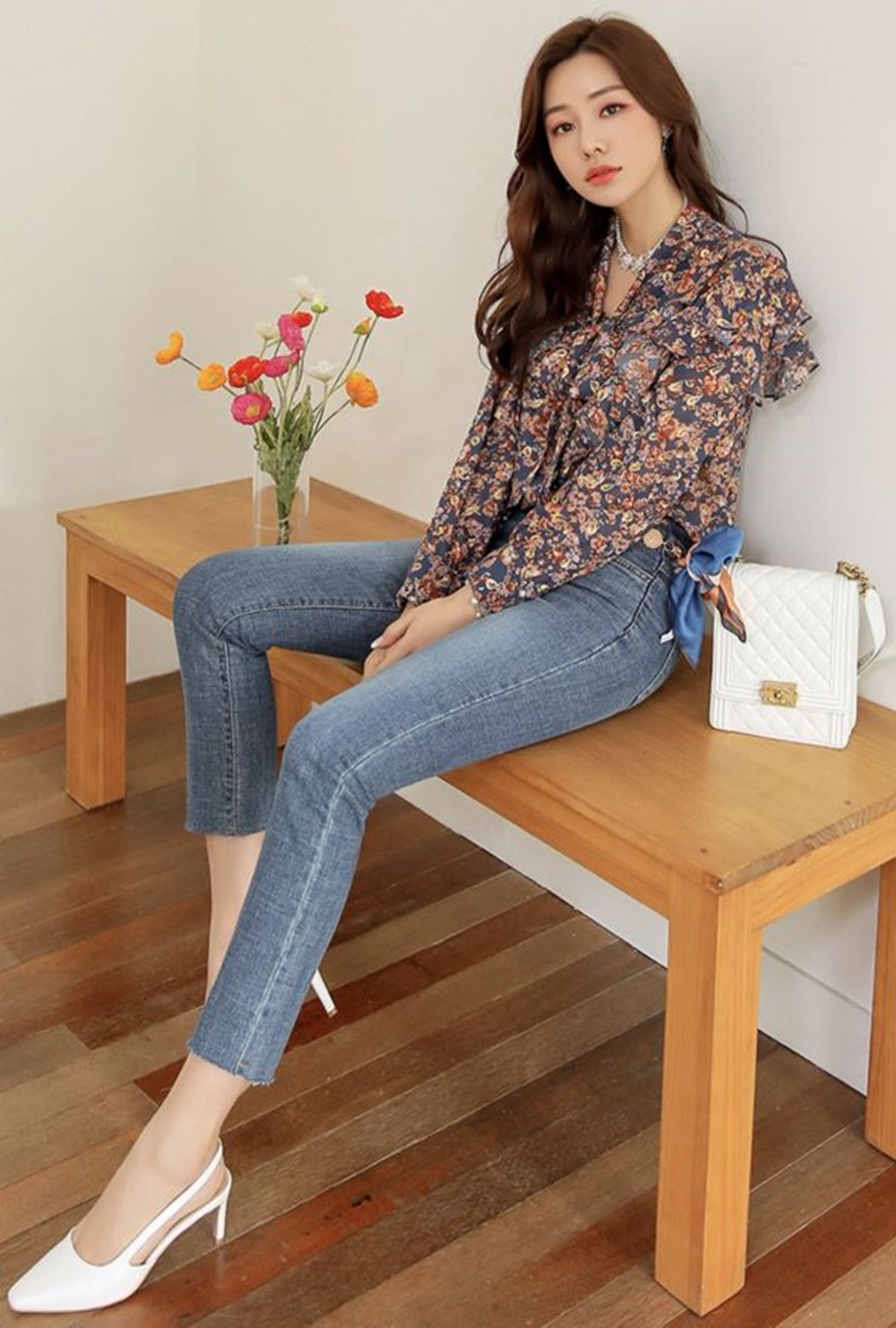 Đi hái chè, người đẹp Hàng Châu thu hút sự chú ý vì chọn quần jeans 