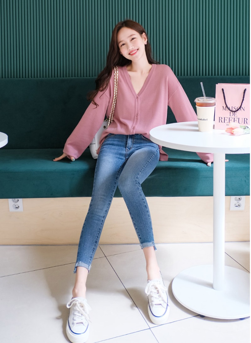 Đi hái chè, người đẹp Hàng Châu thu hút sự chú ý vì chọn quần jeans dáng 
