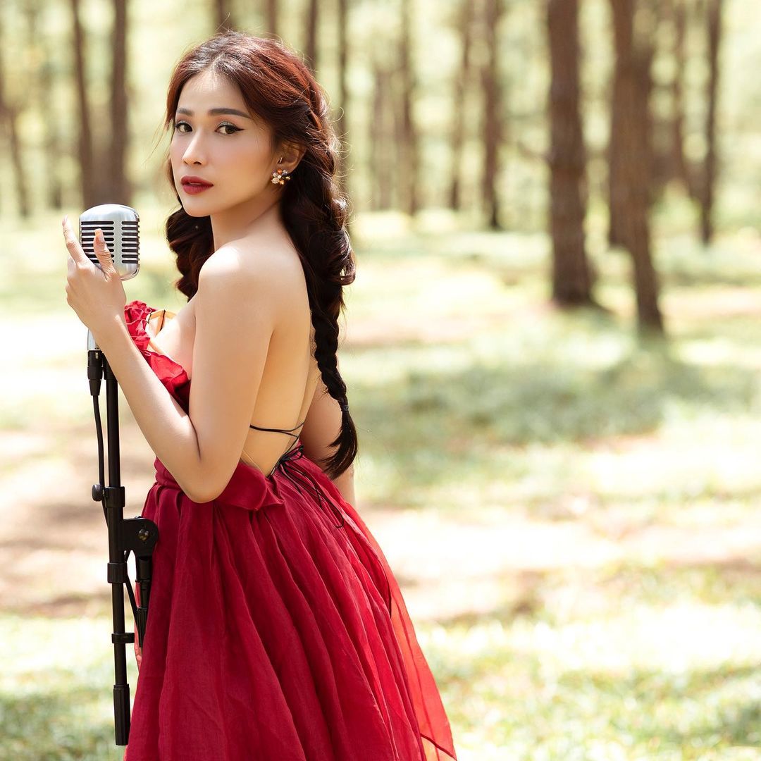 “Nữ đại gia bất động sản Hậu Giang” chuộng trang phục tôn vòng 1 - 12