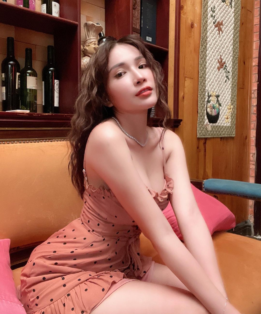 “Nữ đại gia bất động sản Hậu Giang” chuộng trang phục tôn vòng 1 - 11