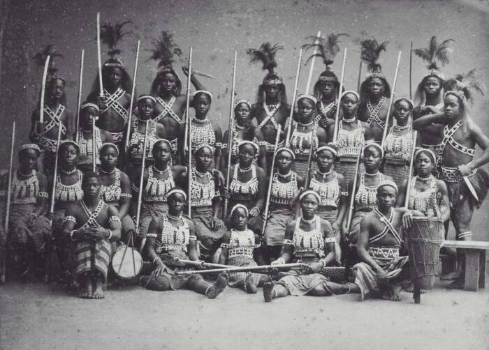 Đội quân 3.000 bà vợ của vị vua ở châu Phi từng khiến người Pháp sợ hãi - 1