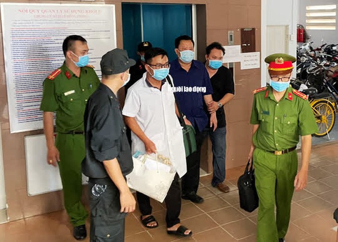 Hình ảnh khám xét, bắt giam cựu Giám đốc Sở Tài nguyên - Môi trường Khánh Hòa - 9