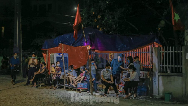 Người dân Lỗ Giao reo hò vui mừng trong thời khắc gỡ bỏ phong toả - 2