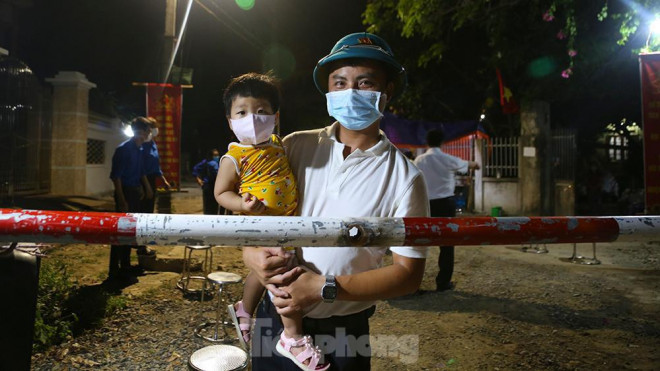 Người dân Lỗ Giao reo hò vui mừng trong thời khắc gỡ bỏ phong toả - 3