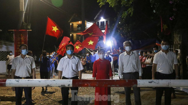 Người dân Lỗ Giao reo hò vui mừng trong thời khắc gỡ bỏ phong toả - 4