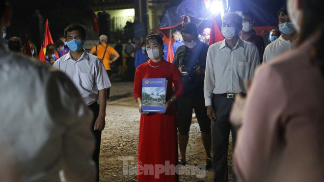 Người dân Lỗ Giao reo hò vui mừng trong thời khắc gỡ bỏ phong toả - 7