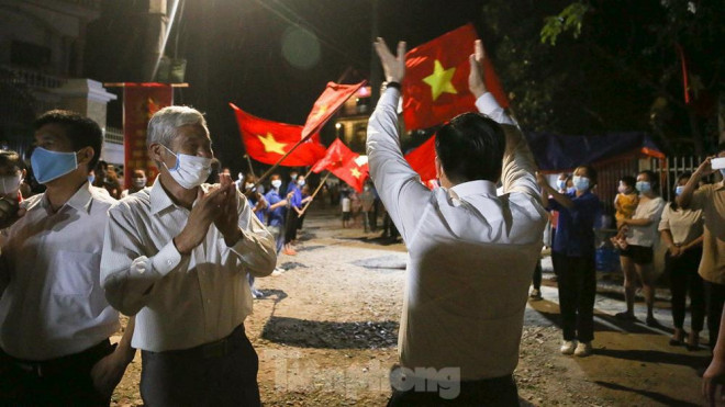 Người dân Lỗ Giao reo hò vui mừng trong thời khắc gỡ bỏ phong toả - 8