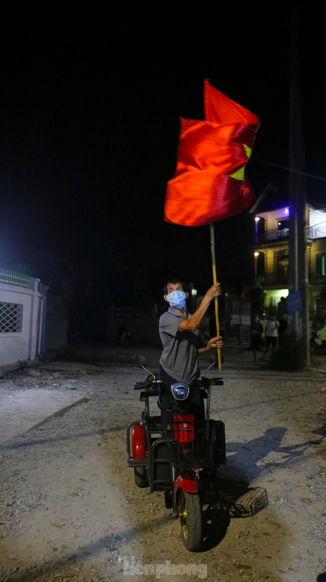 Người dân Lỗ Giao reo hò vui mừng trong thời khắc gỡ bỏ phong toả - 9