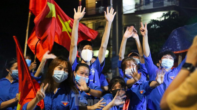 Người dân Lỗ Giao reo hò vui mừng trong thời khắc gỡ bỏ phong toả - 10