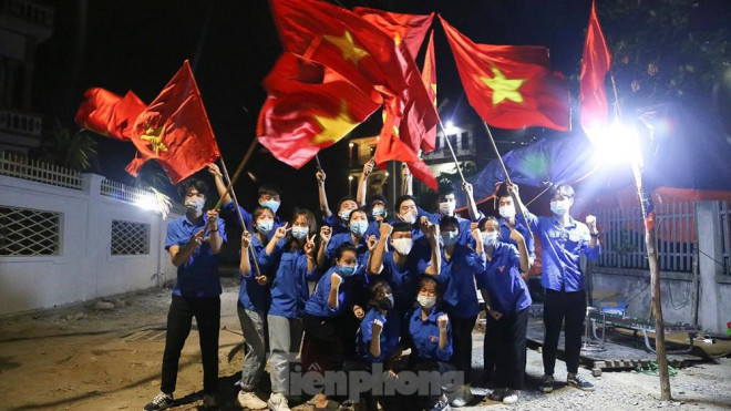 Người dân Lỗ Giao reo hò vui mừng trong thời khắc gỡ bỏ phong toả - 11