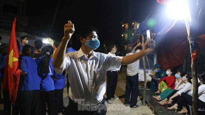 Người dân Lỗ Giao reo hò vui mừng trong thời khắc gỡ bỏ phong toả - 13