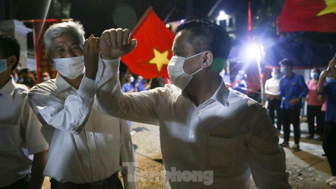 Người dân Lỗ Giao reo hò vui mừng trong thời khắc gỡ bỏ phong toả - 15