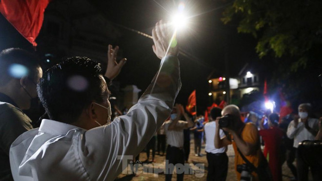 Người dân Lỗ Giao reo hò vui mừng trong thời khắc gỡ bỏ phong toả - 14