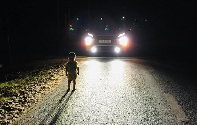 Lời nhắn gửi tận đáy lòng của tài xế giúp cháu bé chạy ra đường lúc 1 giờ sáng và những tình huống xảy ra giữa đêm khiến người đi đường thót tim - 1