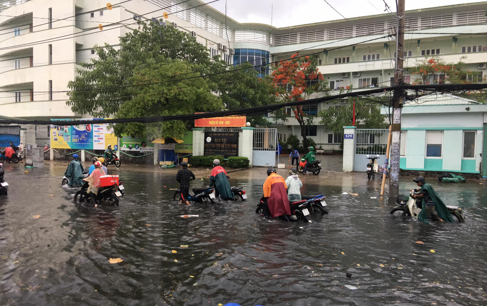 Ảnh: Mưa 1 giờ, đường phố Thủ Đức nhiều nơi ngập cả mét - 10