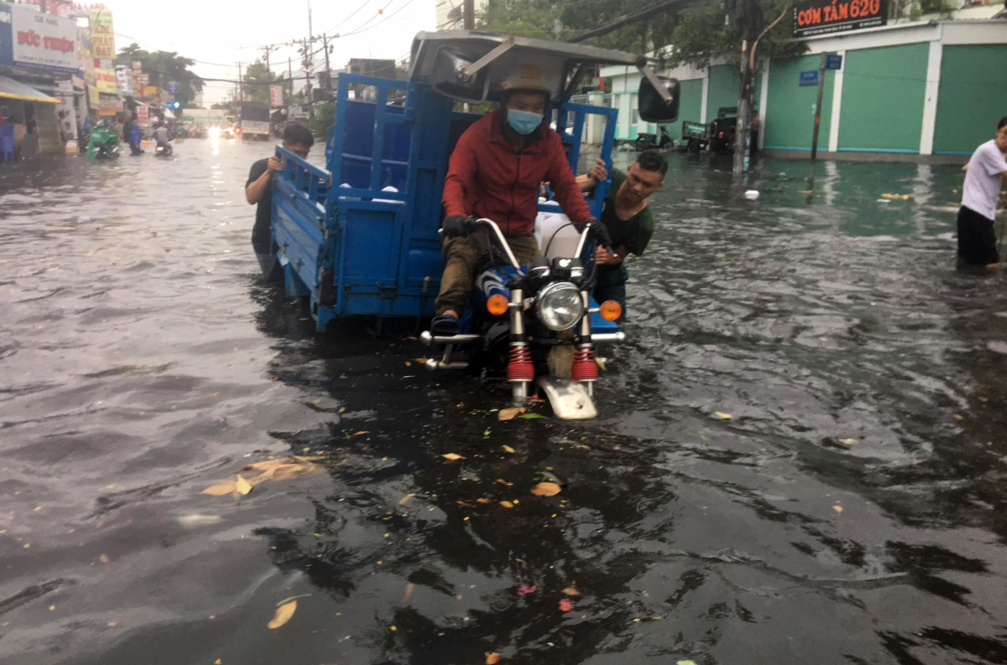 Ảnh: Mưa 1 giờ, đường phố Thủ Đức nhiều nơi ngập cả mét - 11