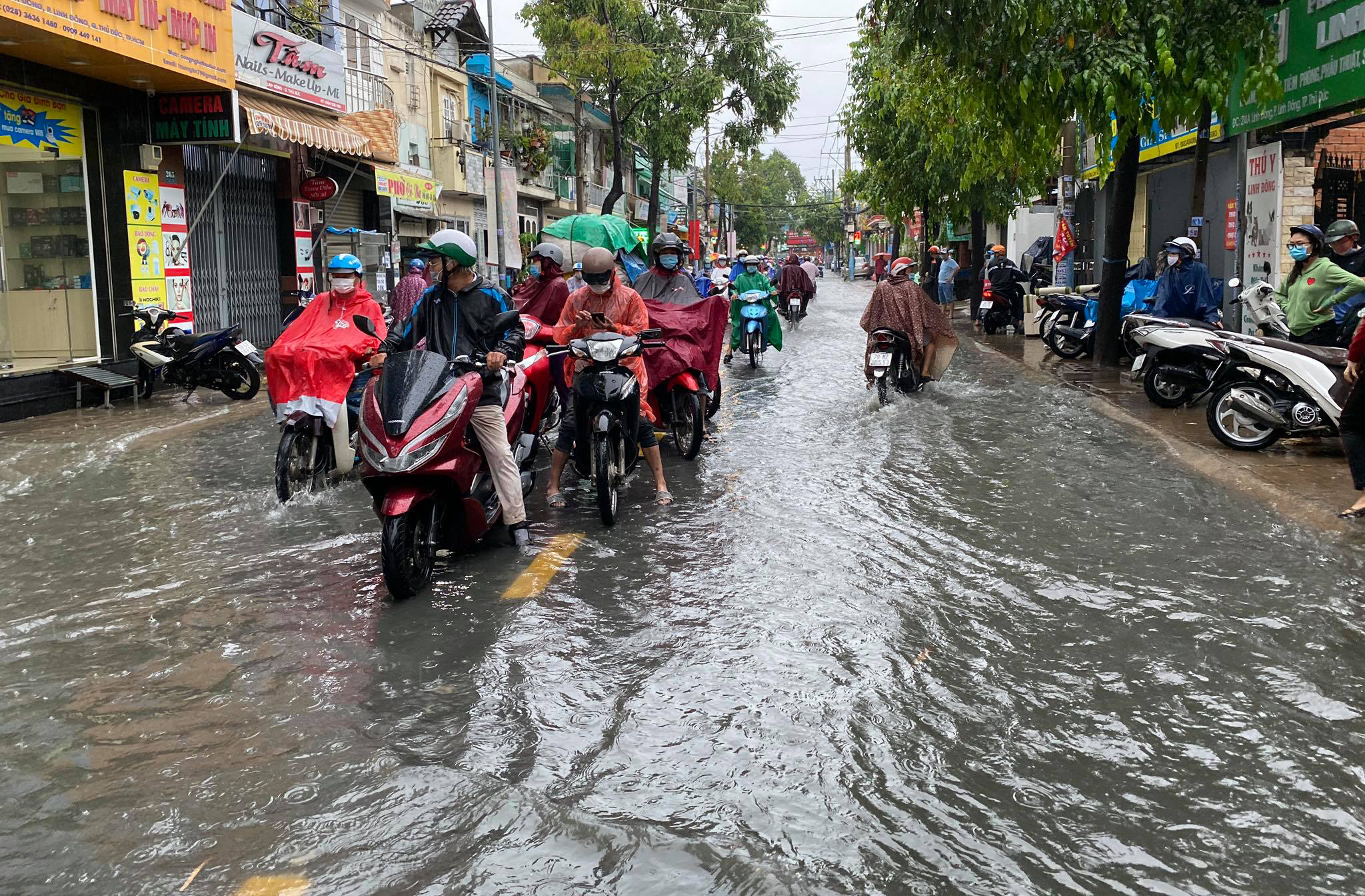 Ảnh: Mưa 1 giờ, đường phố Thủ Đức nhiều nơi ngập cả mét - 13
