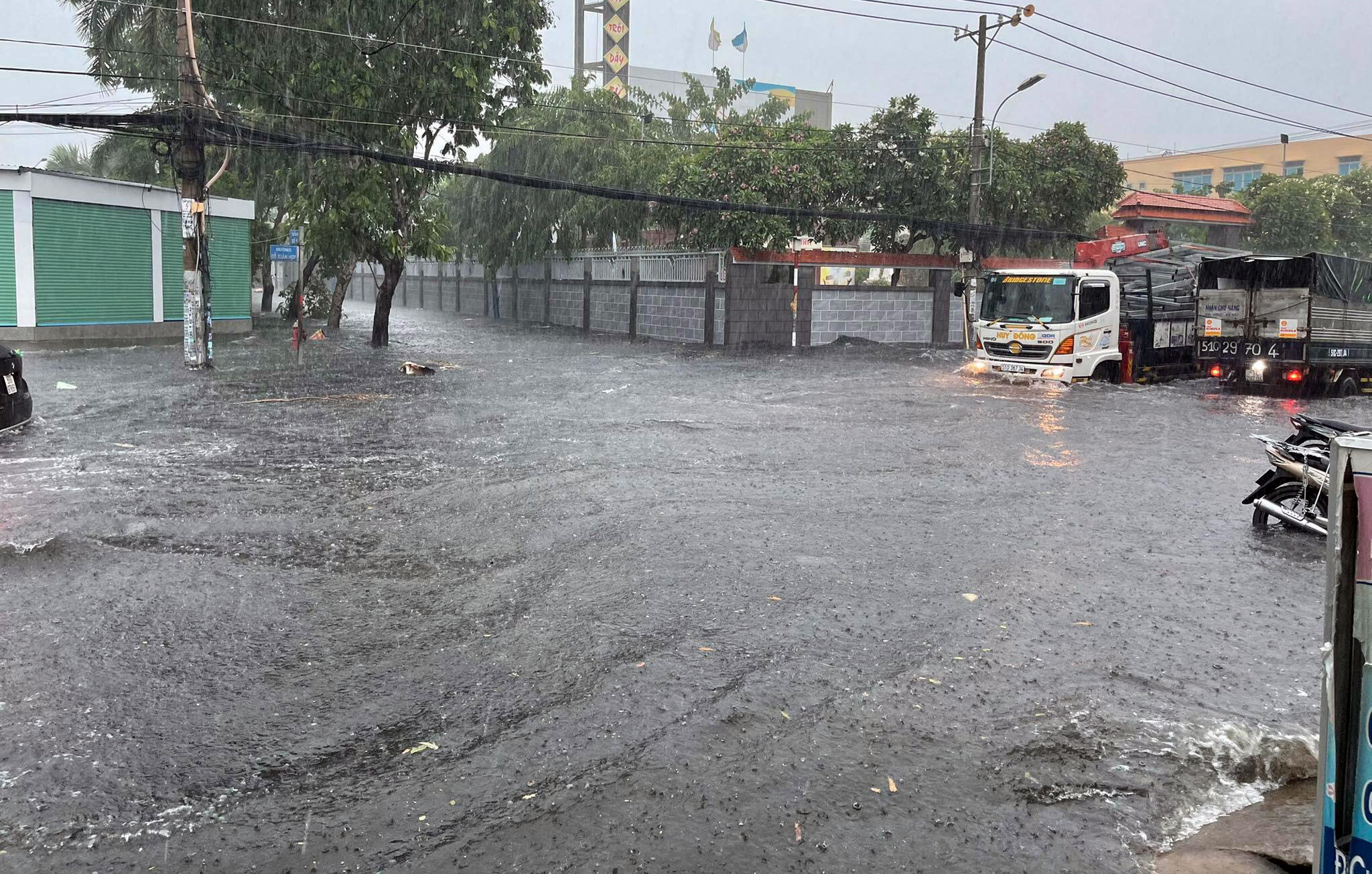 Ảnh: Mưa 1 giờ, đường phố Thủ Đức nhiều nơi ngập cả mét - 5