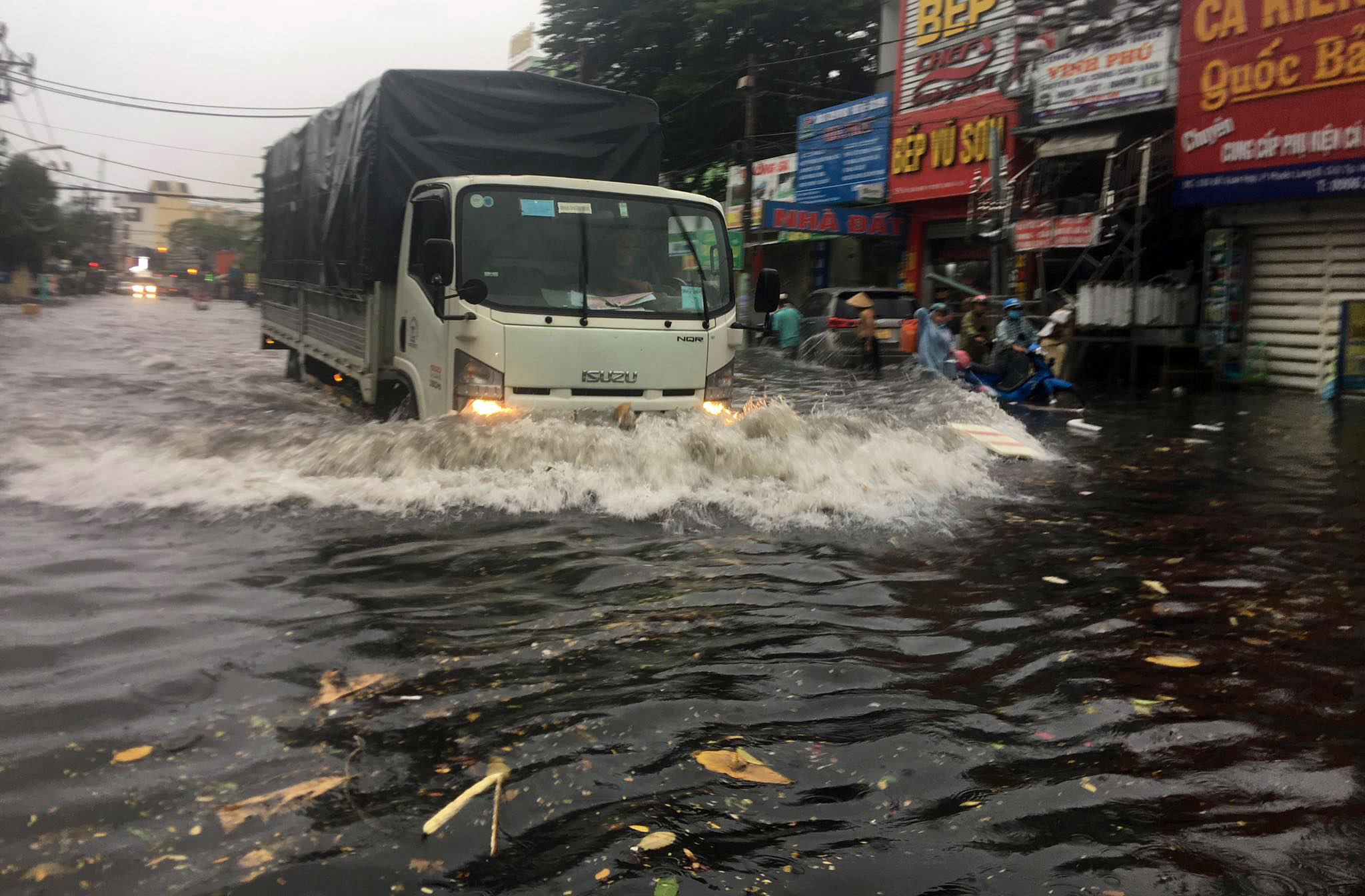 Ảnh: Mưa 1 giờ, đường phố Thủ Đức nhiều nơi ngập cả mét - 6
