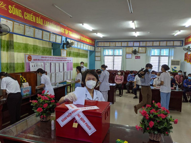 CLIP: Đi bầu cử sớm tại Bệnh viện dã chiến ở tâm dịch Bắc Ninh sáng nay 22-5 - 6