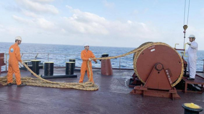 Thuyền viên bất ngờ được bầu cử ngay tại cảng biển - 2