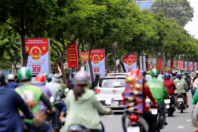 Đường phố TP.HCM rực rỡ cờ hoa sẵn sàng cho ngày bầu cử - 2