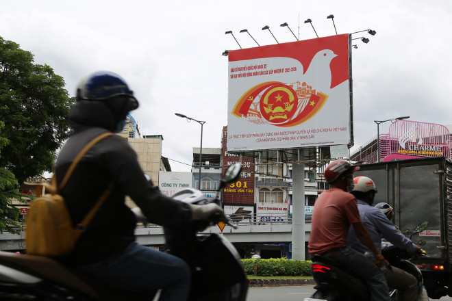 Đường phố TP.HCM rực rỡ cờ hoa sẵn sàng cho ngày bầu cử - 3