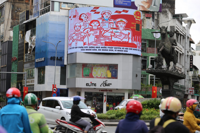 Đường phố TP.HCM rực rỡ cờ hoa sẵn sàng cho ngày bầu cử - 4