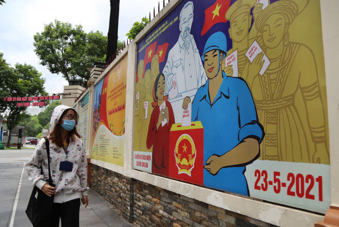 Đường phố TP.HCM rực rỡ cờ hoa sẵn sàng cho ngày bầu cử - 5